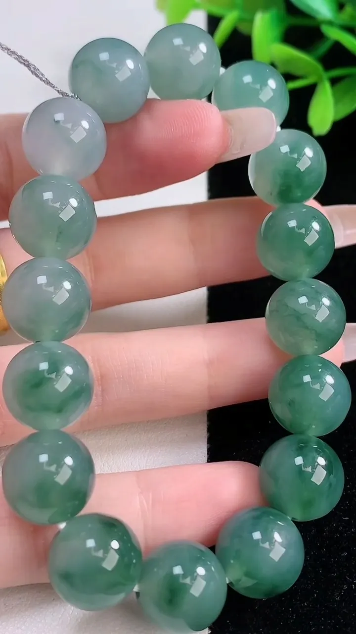 天然A货翡翠种飘花圆珠手串，尺寸12.6-16颗，重量:53.84g1月5日
工厂直销收藏佳品,种好水足，色泽均匀，有种有色，上手高大气！
