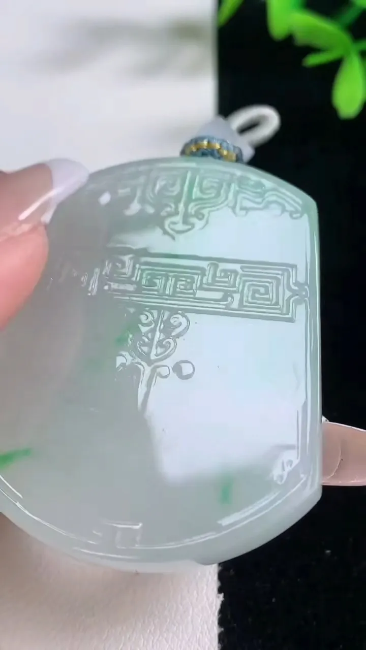 天然A货翡翠仿古无事牌吊坠，尺寸53-40.8-5.8，重量:35.70g
1月5日