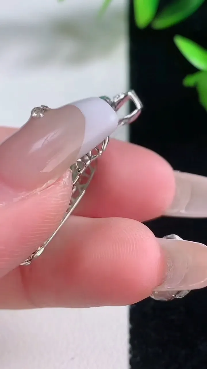 天然A货翡翠福瓜吊坠，尺寸32.2-13.3-7.3，裸石19.7-11.6重量:3.04g
1月5日