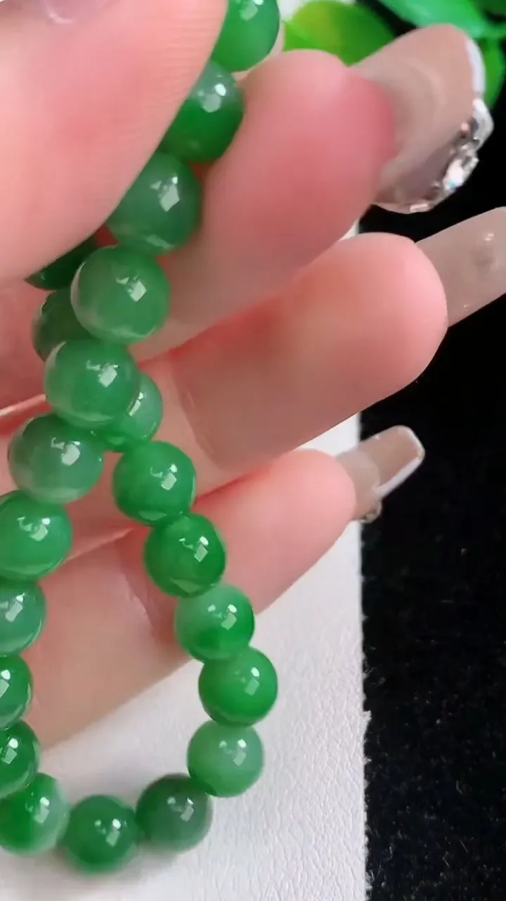 天然A货翡翠圆珠手串，尺寸6.8-26颗，重量:15.01g1月5日
工厂直销收藏佳品,种好水足，色泽均匀，有种有色，上手高大气！