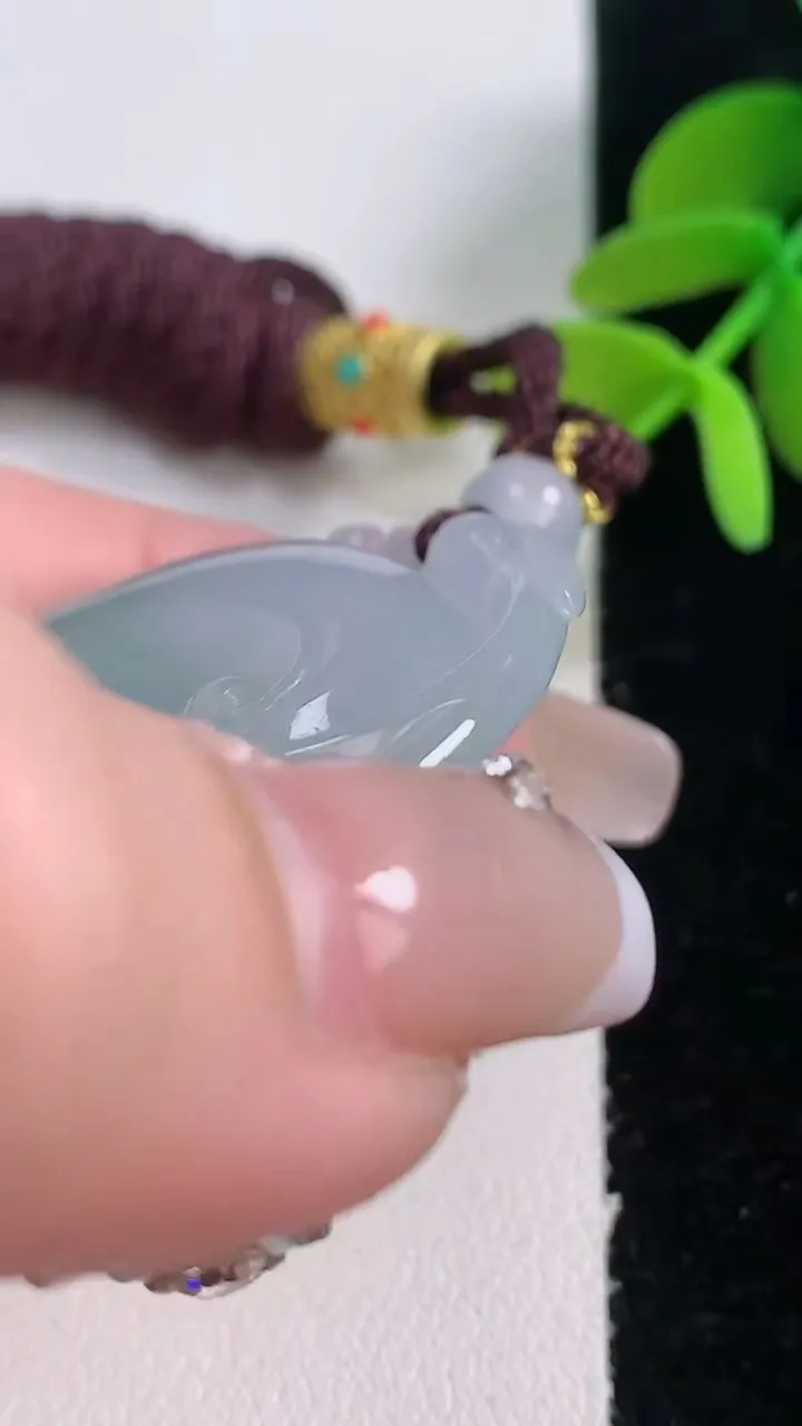 天然A货翡翠如意吊坠，尺寸51-36.3-6.2，重量:24.53g
1月5日