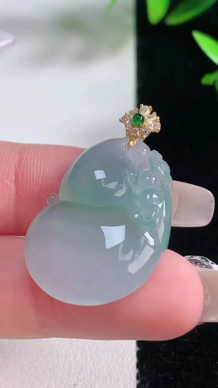 天然A货翡翠葫芦吊坠，尺寸27.3-20.8-5.3，重量:5.99g
1月5日