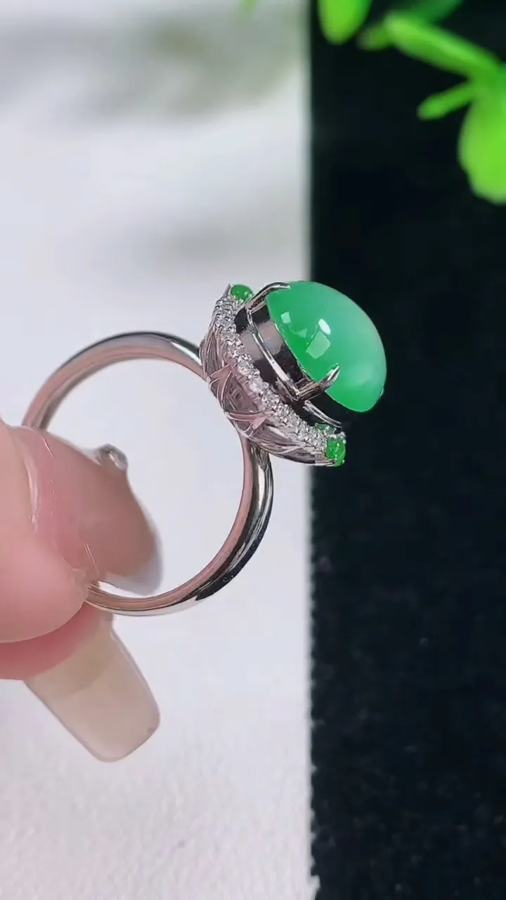 天然A货翡翠蛋面戒指，尺寸17-14-9.4-11.3，重量:4.50g2026年1月5日
工厂直销收藏佳品,种好水足，色泽均匀，有种有色，上手高大气！