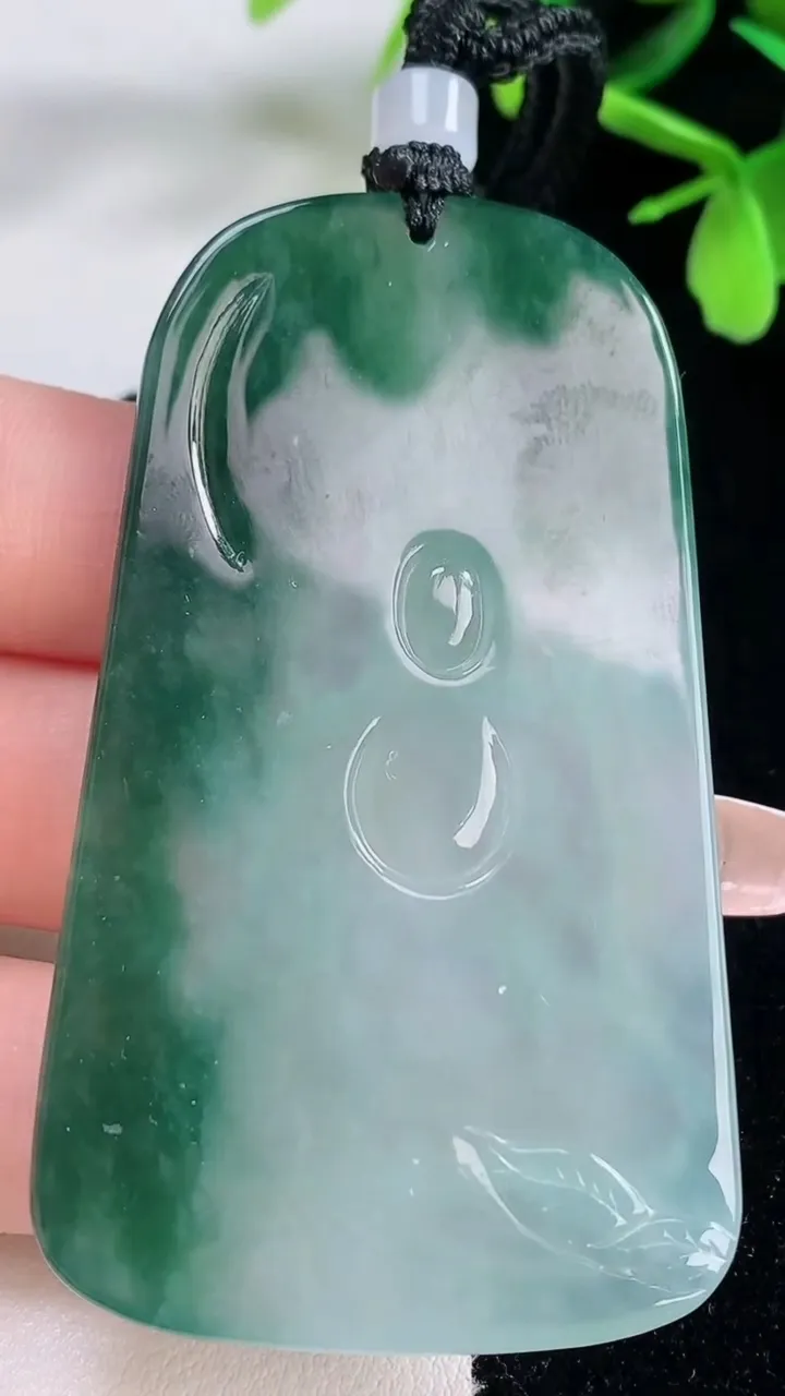 天然A货翡翠种飘花阿弥陀佛吊坠，尺寸64.4-37-4.7，重量:31.52g
1月5日