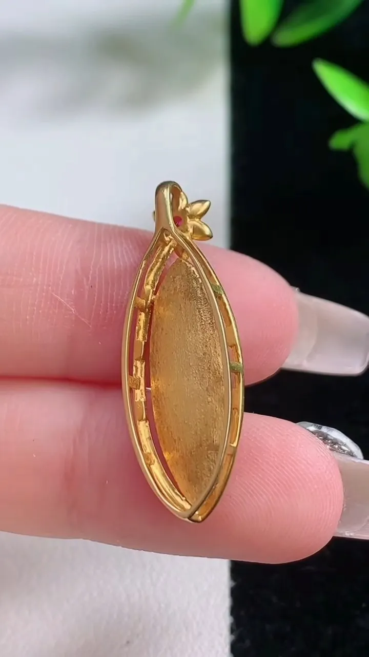 天然A货翡翠随形吊坠，尺寸30.3-10.5-7，裸石19.7-7.3重量:3.17g
1月5日