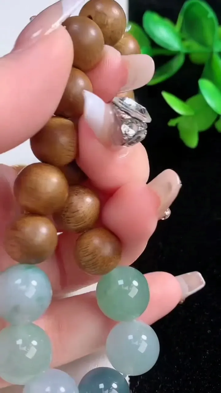 天然A货翡翠种飘花圆珠手串，尺寸12，重量:22.43g1月5日
工厂直销收藏佳品,种好水足，色泽均