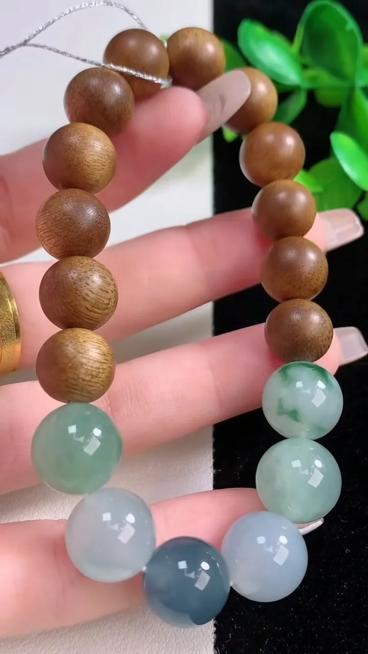 天然A货翡翠种飘花圆珠手串，尺寸12，重量:22.43g1月5日
工厂直销收藏佳品,种好水足，色泽均匀，有种有色，上手高大气！