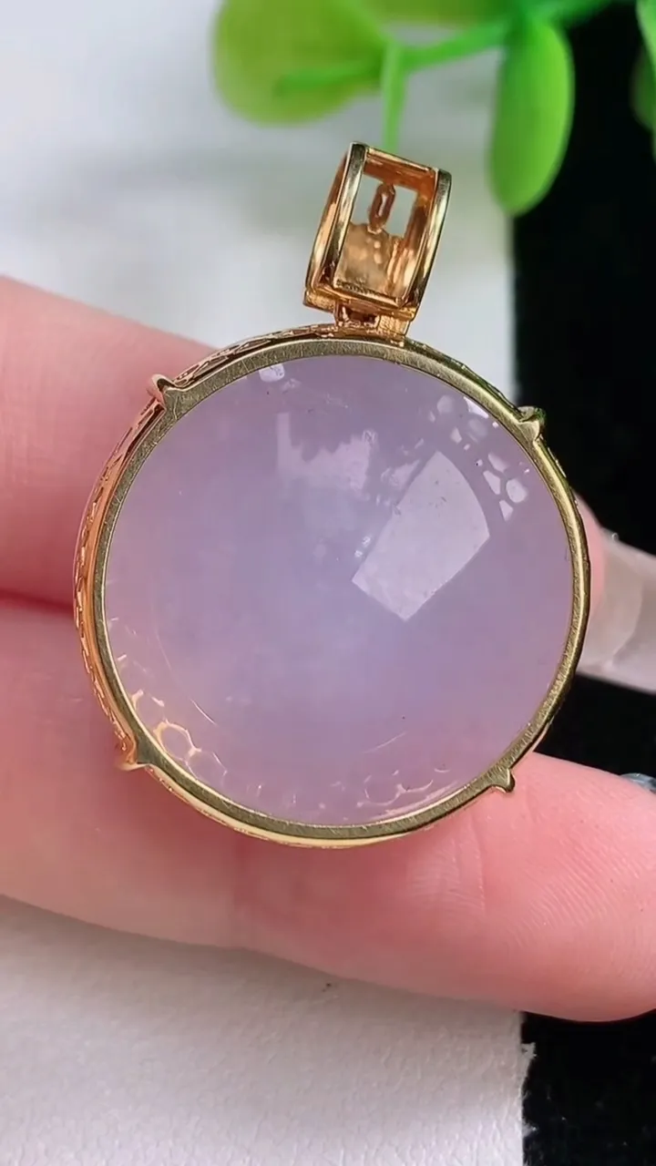 天然A货翡翠18K金紫罗兰蛋面吊坠，尺寸25-11.6，重量:11.39g
1月5日