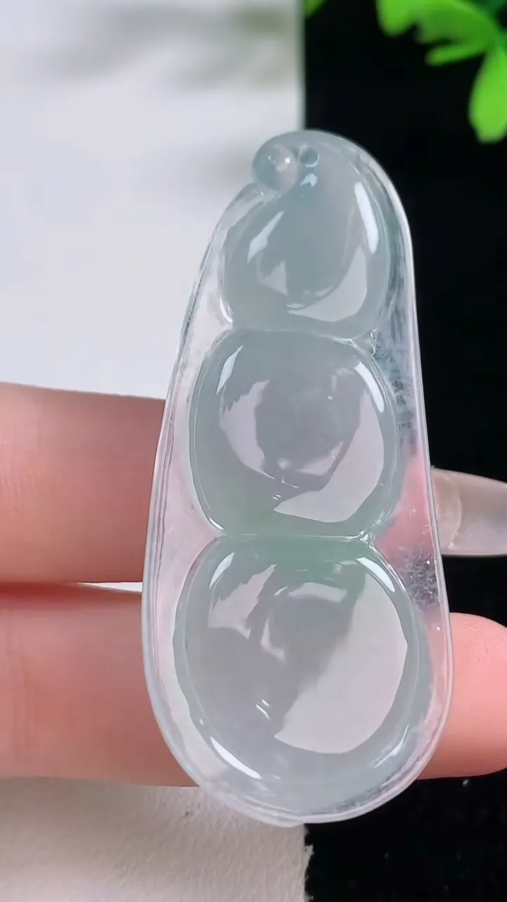 天然A货翡翠福豆吊坠，尺寸55.2-24-10，重量:21.04g
1月5日