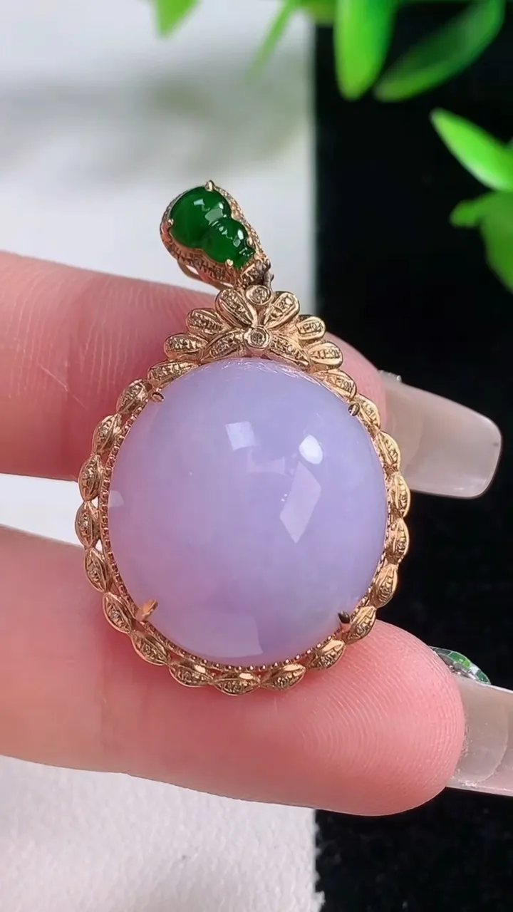 天然A货翡翠18K金紫罗兰蛋面吊坠，尺寸35-22.8-11.3，裸石20.2-18.9重量:9.39g
1月5日