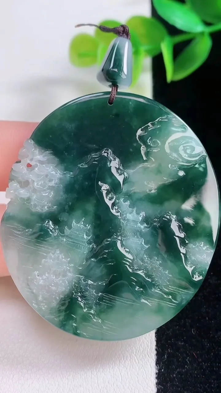 天然A货翡翠牌吊坠，尺寸52-44.6-5.6，重量:27.34g
1月5日