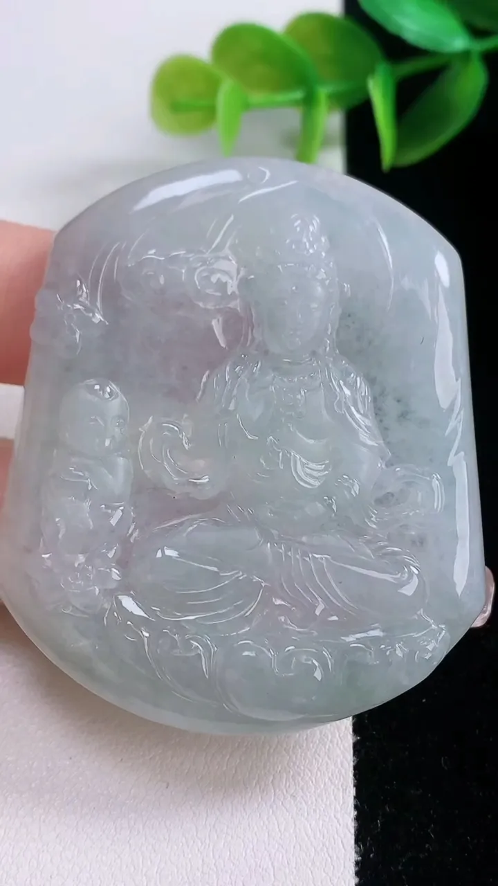 天然A货翡翠观音菩萨吊坠，尺寸53.5-45-5.2，重量:28.54g
1月5日