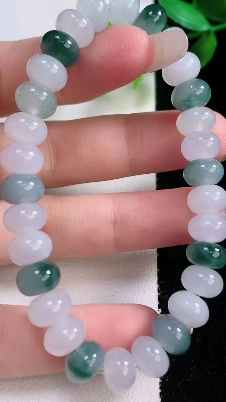 天然A货翡翠飘花算盘珠手串，尺寸8.5-6-30颗，重量:24.76g1月5日
工厂直销收藏佳品,种