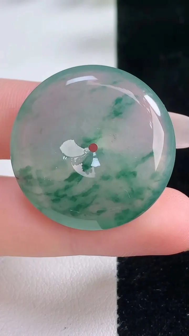 天然A货翡翠种飘花平安扣吊坠，尺寸30.4-5.9，重量:10.80g
1月5日