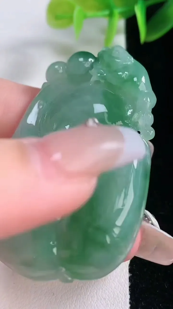 天然A货翡翠如意吊坠，尺寸55-34-7.8，重量:29.75g
1月5日