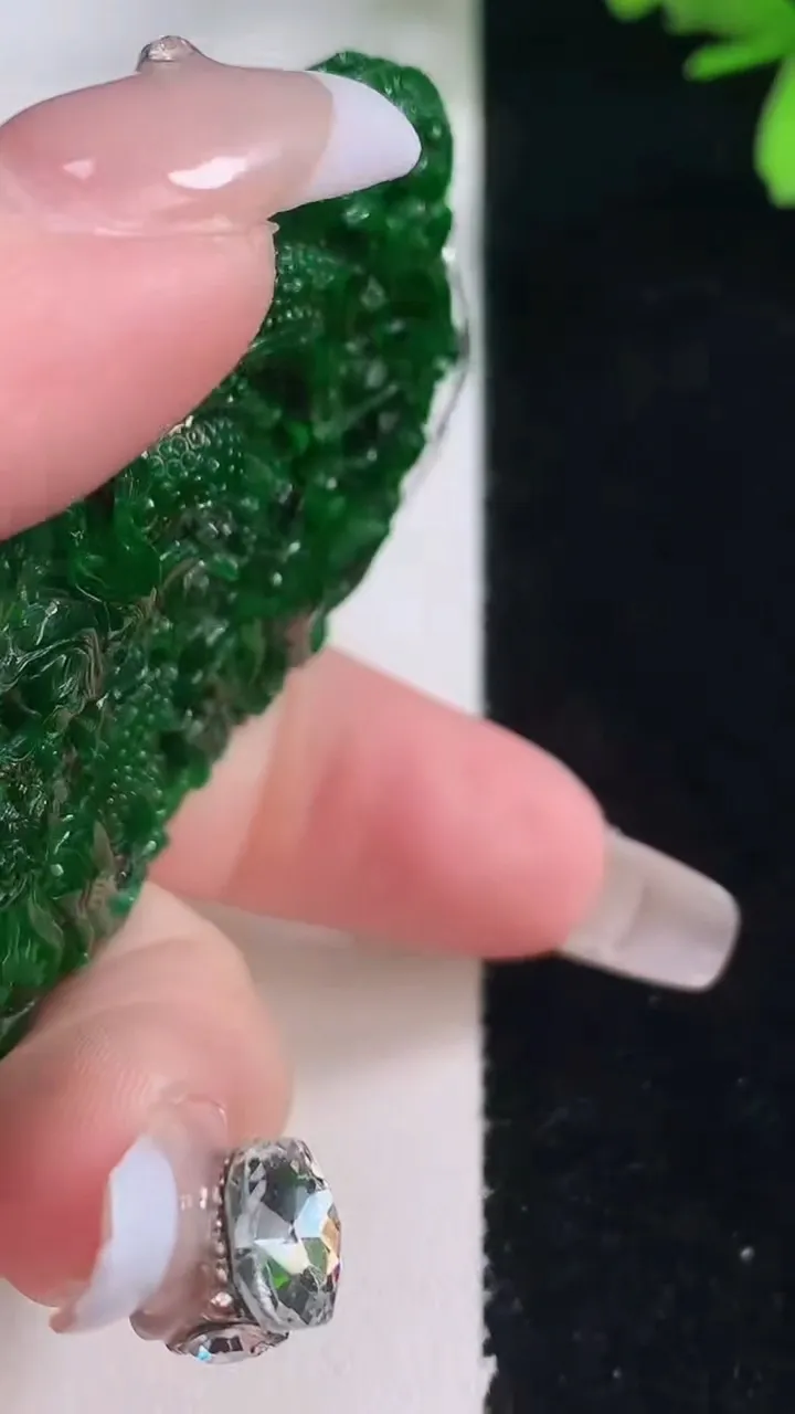 天然A货翡翠九龙至尊 龙牌吊坠，尺寸62-37.4-7.7，重量:44.19g
1月5日