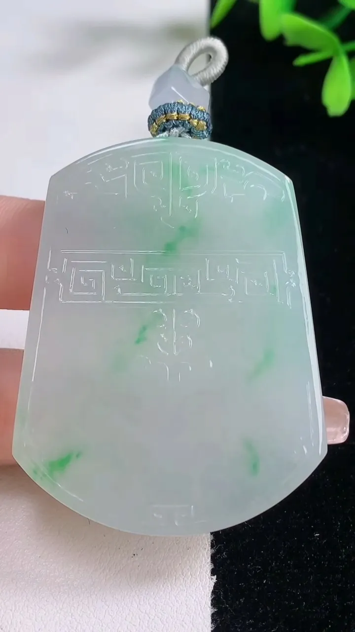 天然A货翡翠仿古无事牌吊坠，尺寸53-40.8-5.8，重量:35.70g
1月5日