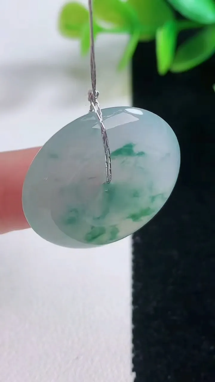 天然A货翡翠冰种飘花平安扣吊坠，尺寸26-5.4，重量:7.48g
1月5日