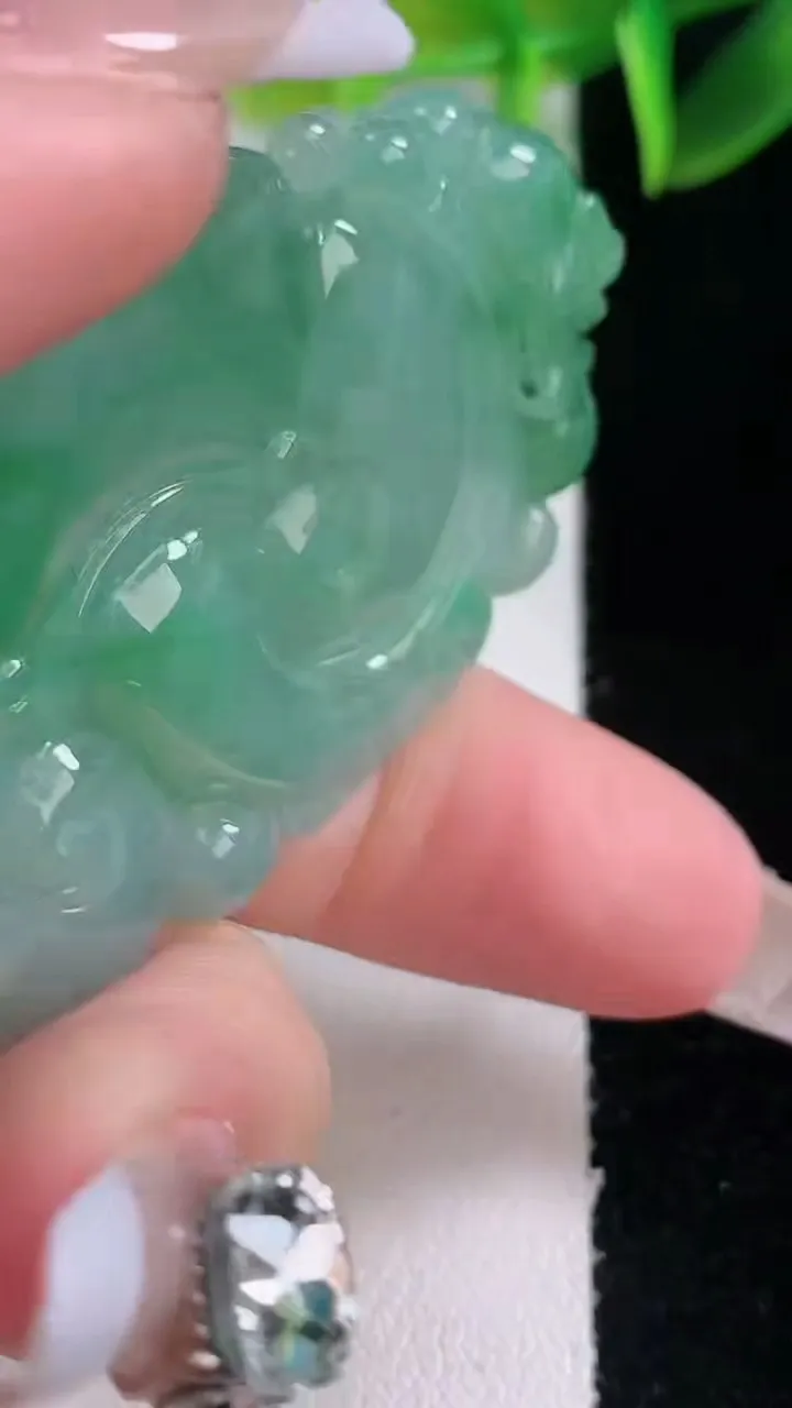 天然A货翡翠如意吊坠，尺寸55-34-7.8，重量:29.75g
1月5日