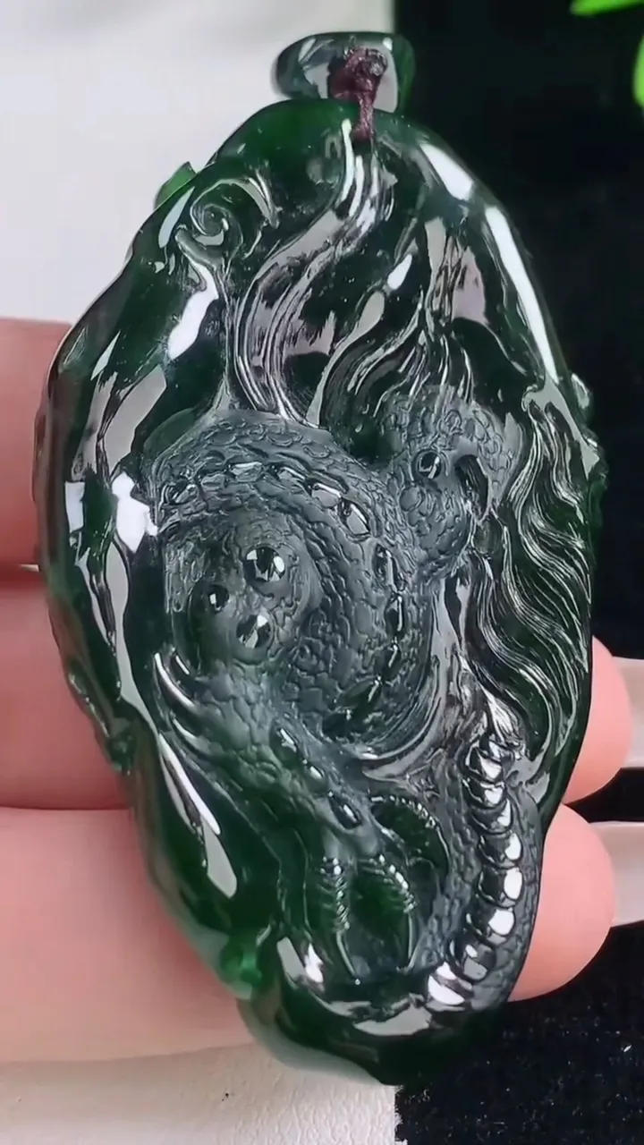 天然A货翡翠龙牌吊坠，尺寸59.6-37-12.7，重量:49.85g
1月5日