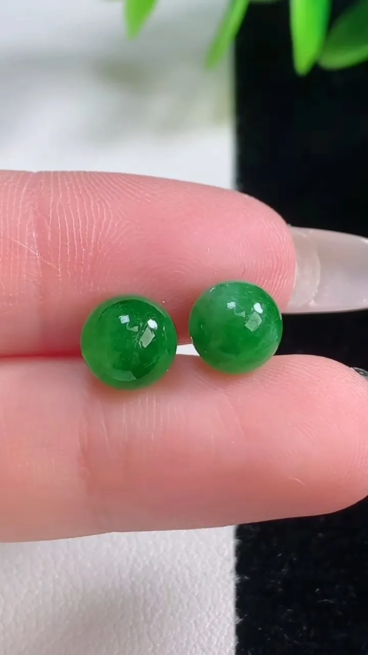 天然A货翡翠圆珠镶嵌件一对，尺寸7.8，重量:2.17g
1月5日