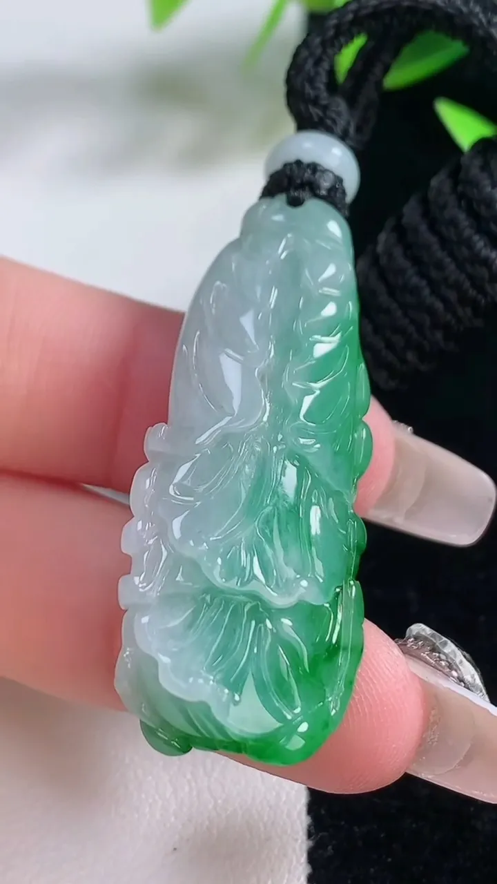 天然A货翡翠白菜吊坠，尺寸42.2-18.2-10.3，重量:16.29g
1月5日