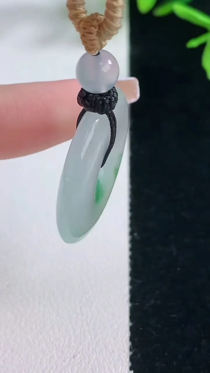 天然A货翡翠种飘花平安扣吊坠，尺寸27.6-5，重量:10.23g
1月5日