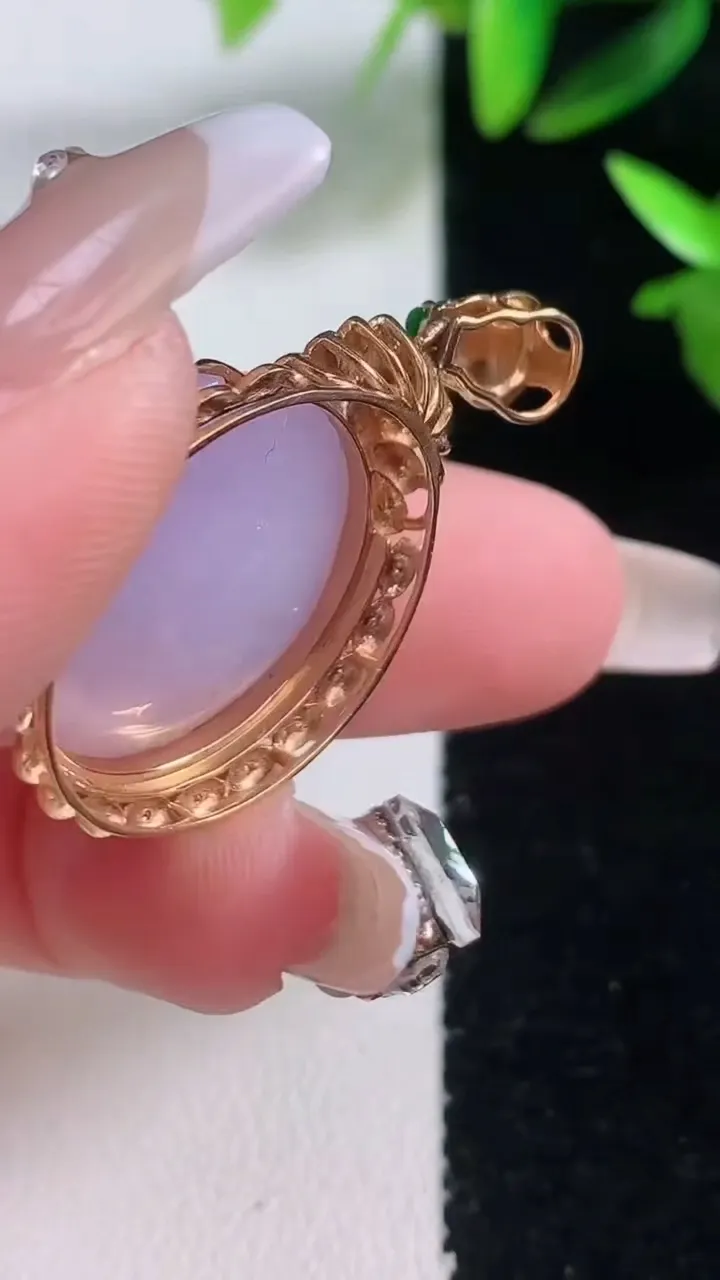 天然A货翡翠18K金紫罗兰蛋面吊坠，尺寸35-22.8-11.3，裸石20.2-18.9重量:9.39g
1月5日