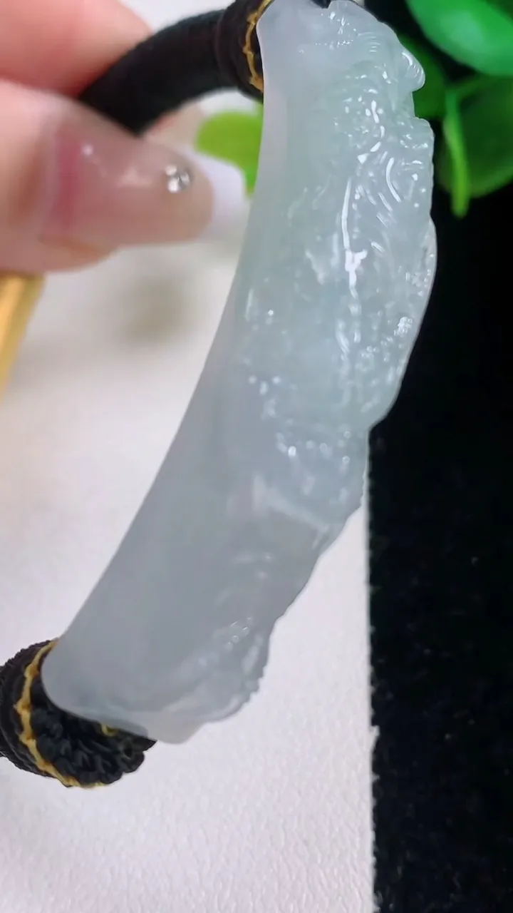 天然A货翡翠龙牌手牌，尺寸52.6-10.6-10，重量:25.08g
1月5日