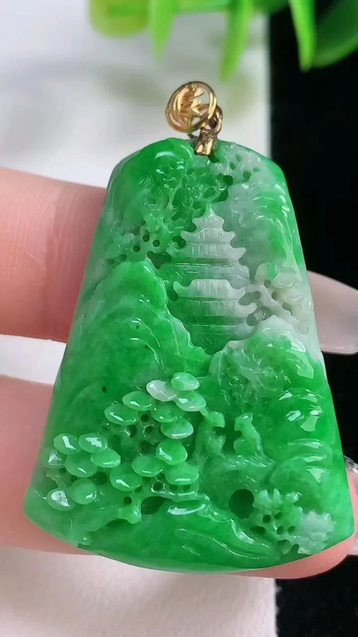 天然A货翡翠山水牌吊坠，尺寸38.3-29-6.6，重量:13.22g
1月5日