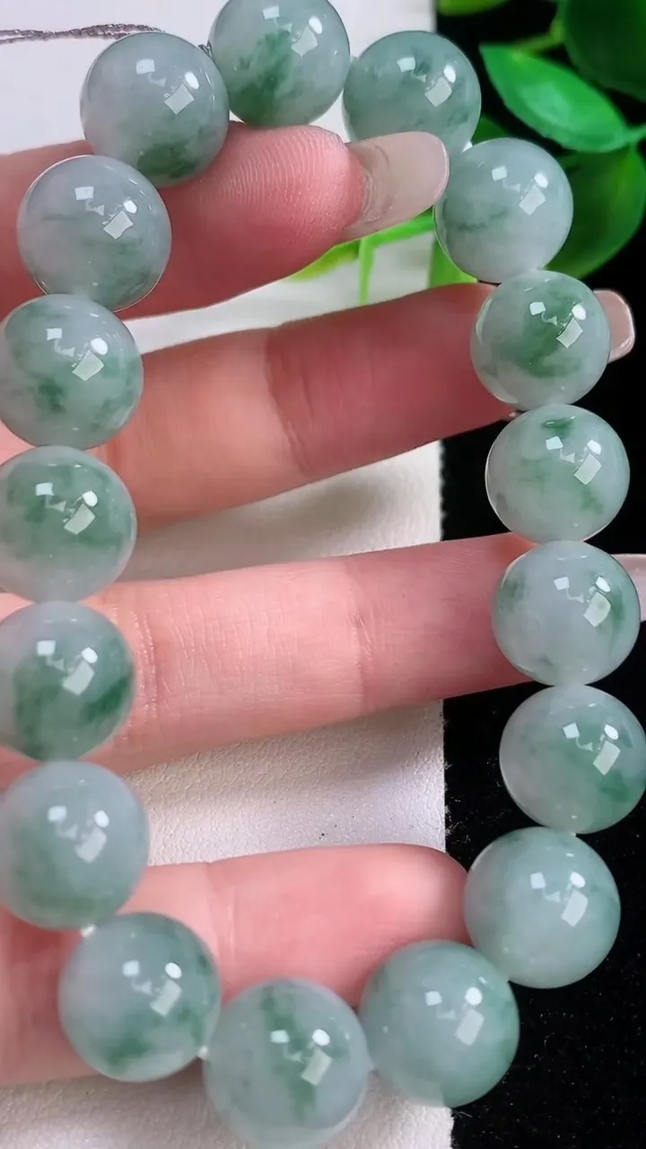 天然A货翡翠飘花圆珠手串，尺寸11.5-17颗，重量:45.22g1月5日
工厂直销收藏佳品,种好水足，色泽均匀，有种有色，上手高大气！