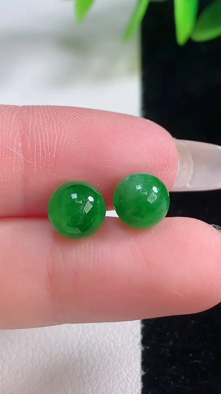 天然A货翡翠圆珠镶嵌件一对，尺寸7.8，重量:2.17g
1月5日