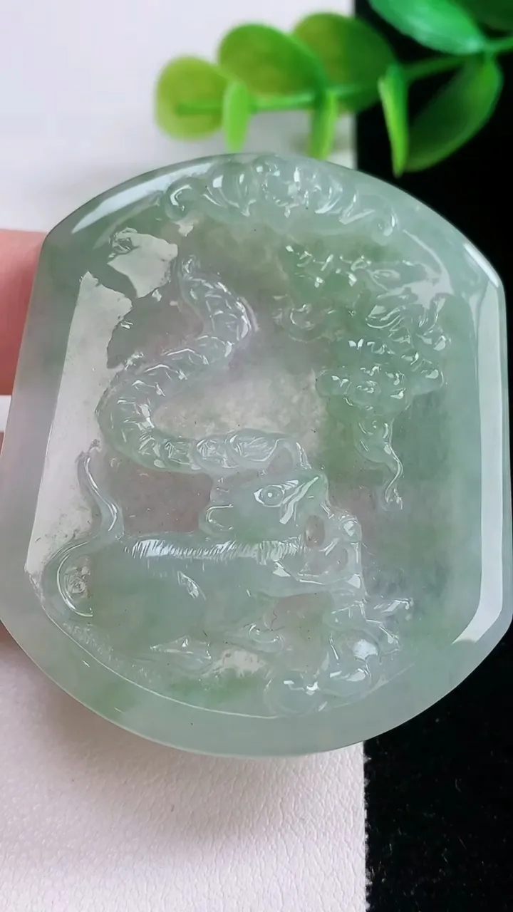 天然A货翡翠生肖鼠吊坠，尺寸53-46-5.5，重量:21.83g
1月5日