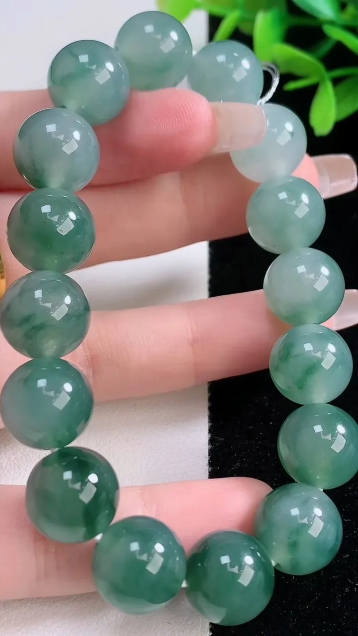 天然A货翡翠种飘花圆珠手串，尺寸12.6-16颗，重量:53.84g1月5日
工厂直销收藏佳品,种好水足，色泽均匀，有种有色，上手高大气！