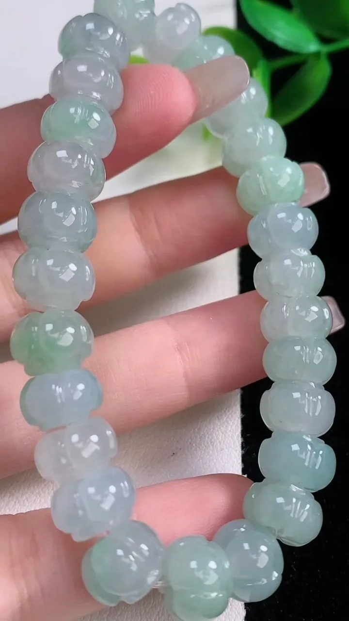 天然A货翡翠莲花手串，尺寸10-6.6-26颗，重量:37.05g1月5日
工厂直销收藏佳品,种好水足，色泽均匀，有种有色，上手高大气！