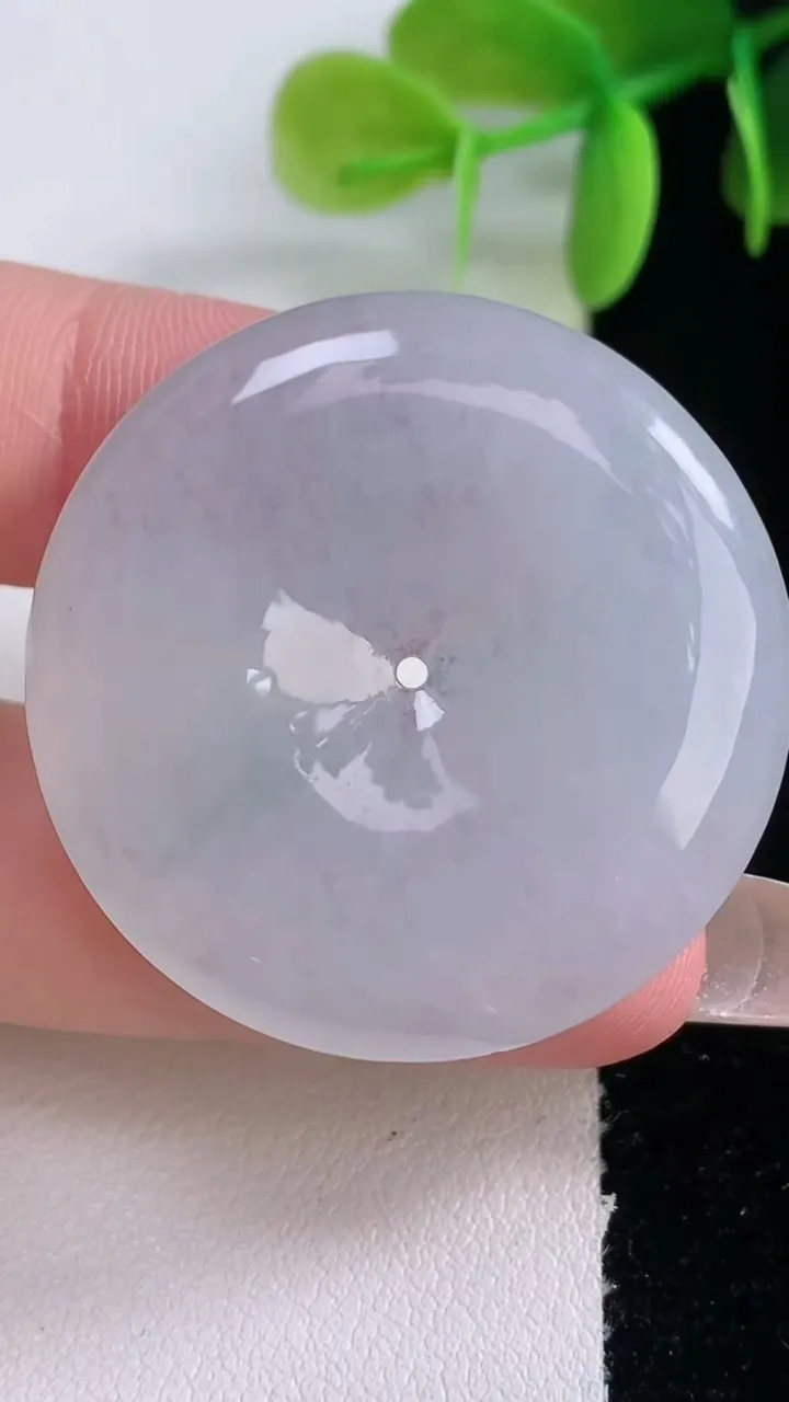 天然A货翡翠平安扣吊坠，尺寸35.2-5.4，重量:14.93g
1月5日