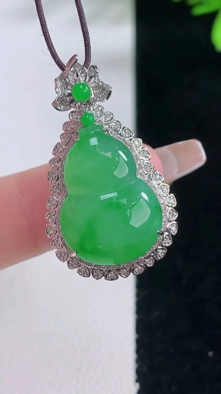 天然A货翡翠葫芦吊坠，尺寸31.8-18.5-10.8，裸石18.9-13.6重量:5.10g
1月5日