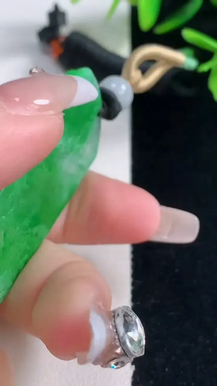 天然A货翡翠山水牌吊坠，尺寸55-31.5-7.4，重量:33.47g
1月5日