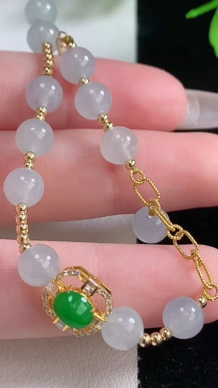 天然A货翡翠蛋面手链，尺寸6.4，重量:8.16g
1月5日