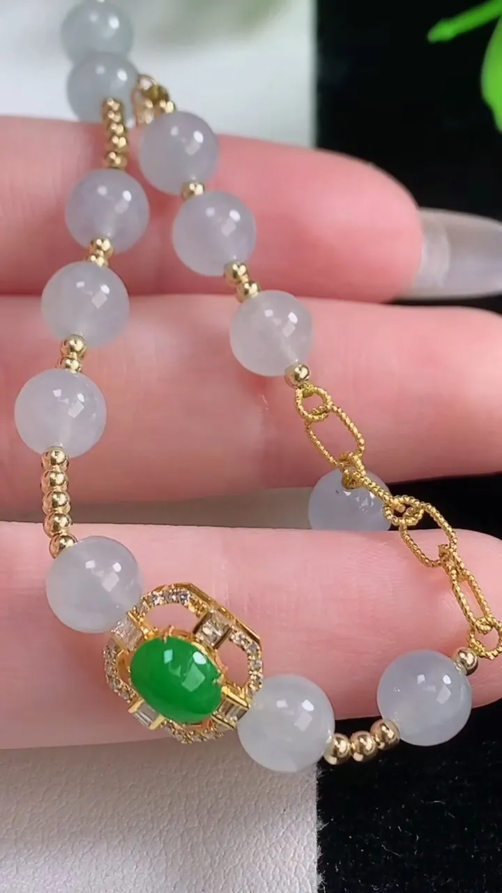 天然A货翡翠蛋面手链，尺寸6.4，重量:8.16g
1月5日