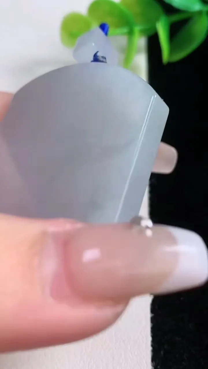 天然A货翡翠冰种飘花无事牌吊坠，尺寸54.4-39.3-6，重量:40.16g
1月5日