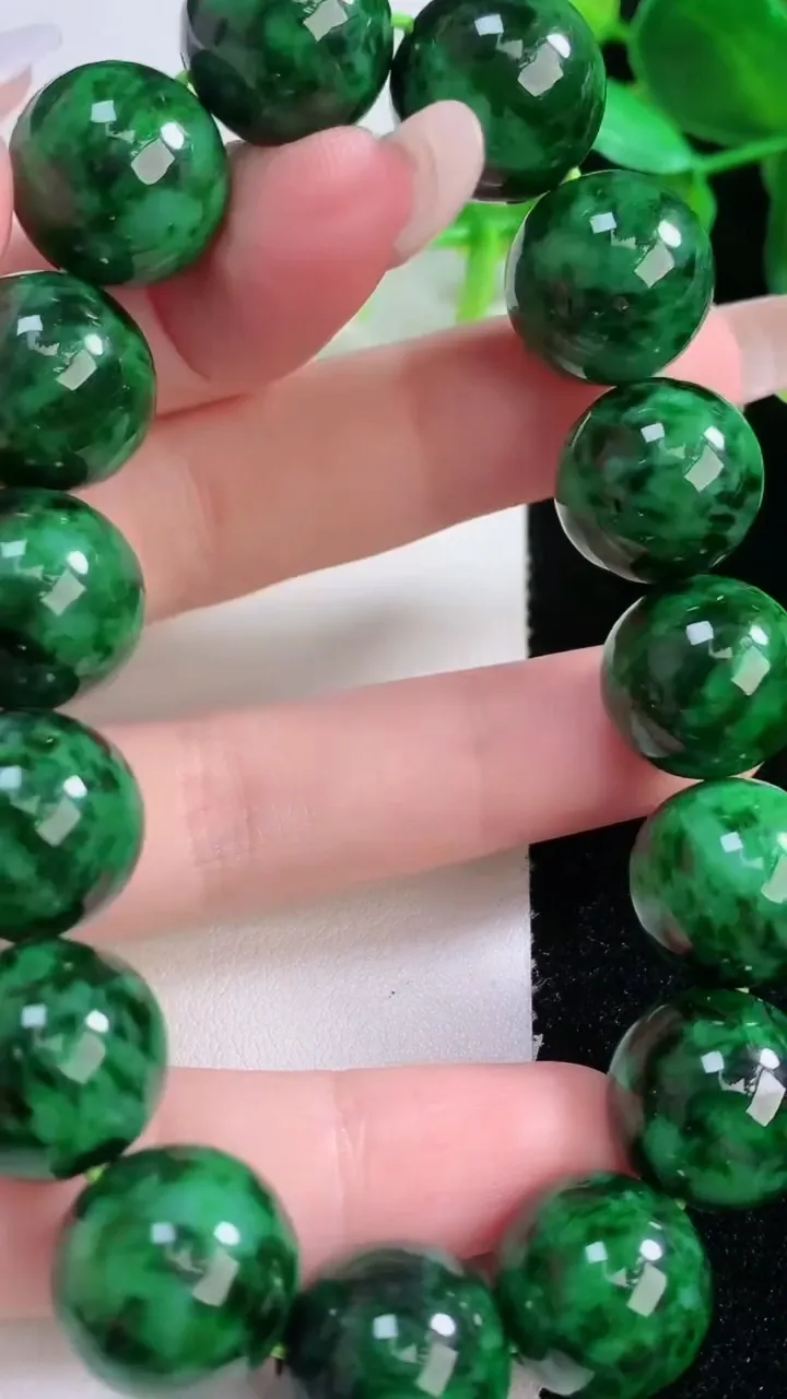 天然A货翡翠圆珠手串，尺寸14-15颗，重量:74.16g1月5日
工厂直销收藏佳品,种好水足，色泽