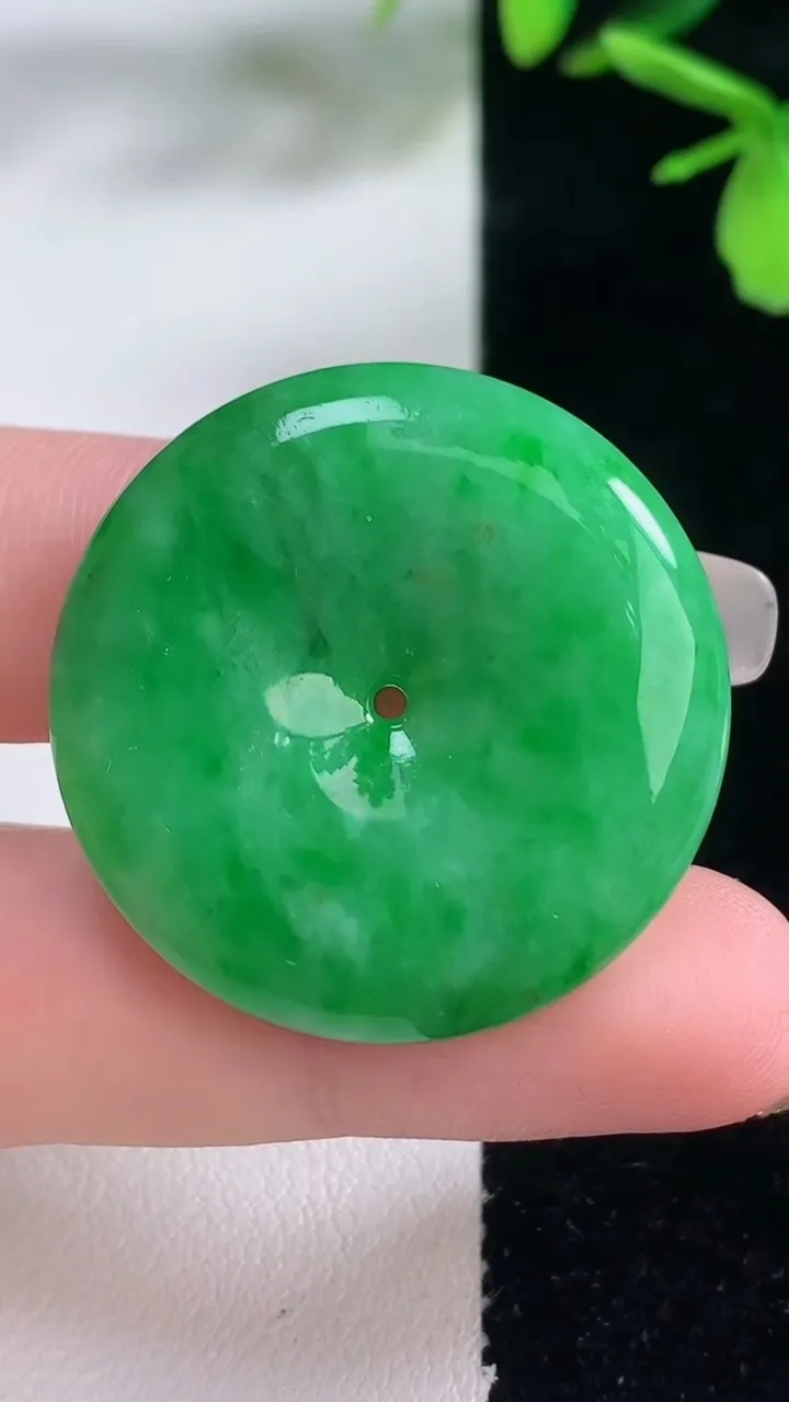 天然A货翡翠平安扣吊坠，尺寸32-6，重量:14.21g
1月5日