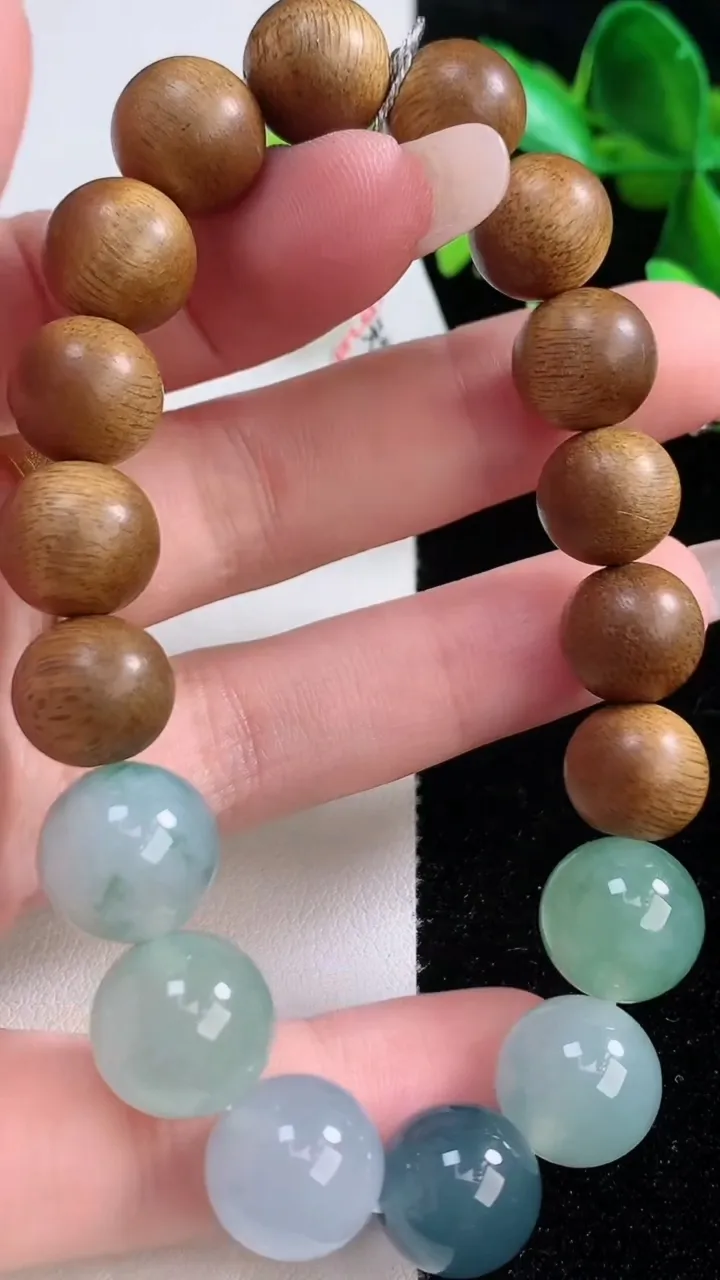 天然A货翡翠种飘花圆珠手串，尺寸12，重量:22.43g1月5日
工厂直销收藏佳品,种好水足，色泽均匀，有种有色，上手高大气！