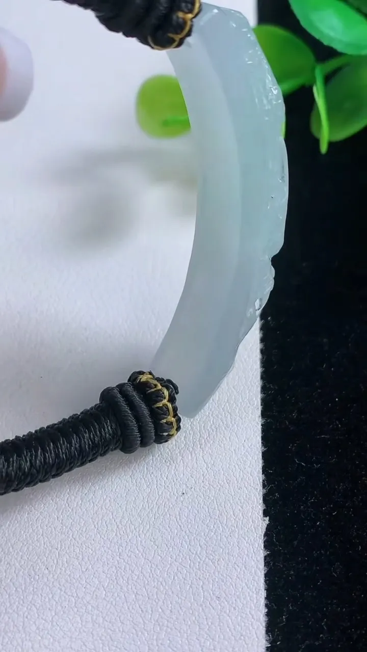 天然A货翡翠龙牌手牌，尺寸52.6-10.6-10，重量:25.08g
1月5日