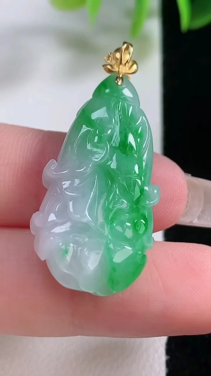 天然A货翡翠白菜吊坠，尺寸30.8-16.5-8，重量:6.84g
1月5日