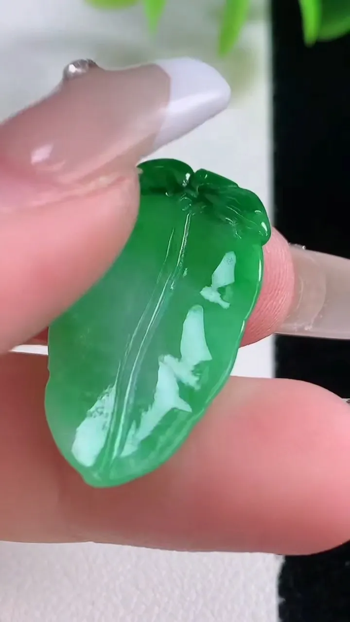 天然A货翡翠金枝玉叶 叶子吊坠，尺寸29.3-14.8-3，重量:3.00g
1月5日