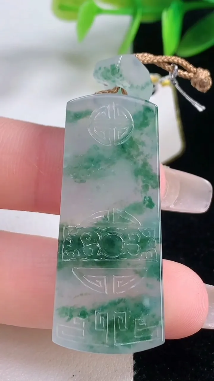 天然A货翡翠冰种飘花仿古无事牌吊坠，尺寸42.2-17.7-5.6，重量:13.73g
1月5日