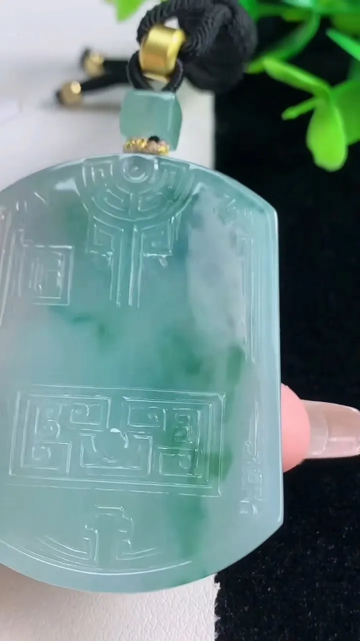 天然A货翡翠种飘花复古龙牌吊坠，尺寸54.6-41-5.5，重量:40.27g
1月5日