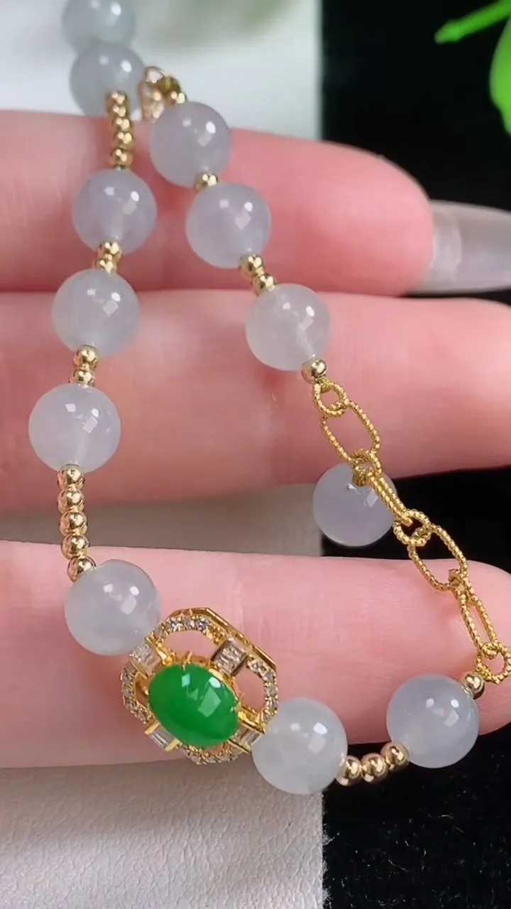 天然A货翡翠蛋面手链，尺寸6.4，重量:8.16g
1月5日